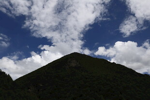 蓝天白云下的青山
