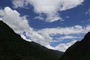 山间蓝天美景