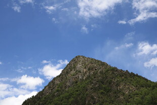 蓝天白云下的巍峨山峰
