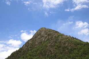 巍峨青山映蓝天