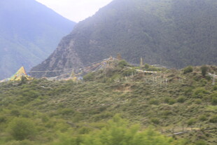山间绿野中的建筑景观