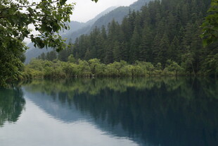 静谧山林中的幽蓝湖水
