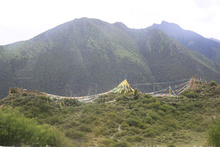 长城蜿蜒于青山绿野间