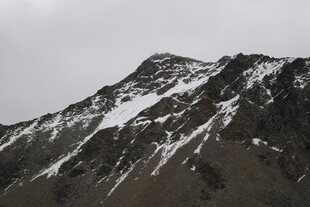 雪山峻岭景观