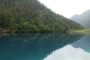 山间幽蓝湖水 静谧美景