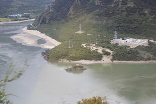 山水相依的江畔美景