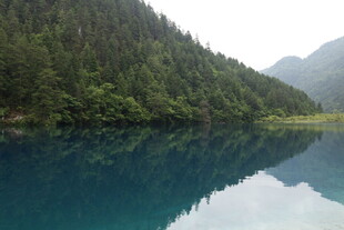 静谧蓝湖映山林美景