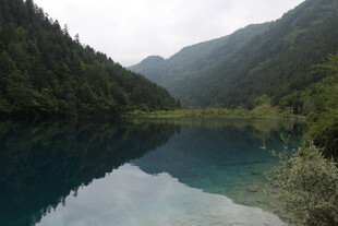 山间幽蓝湖泊美景