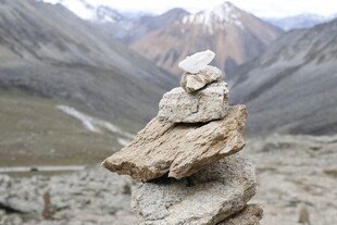 山间石堆 自然静谧之景