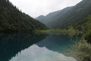 山间幽蓝湖泊美景