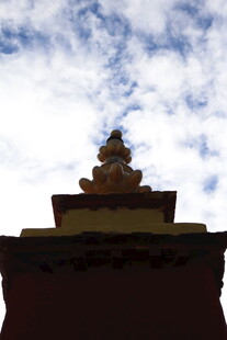 藏式建筑顶部的金色佛像