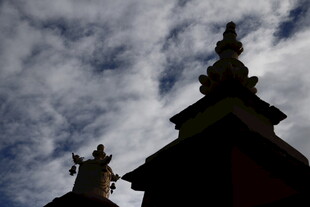 藏式建筑顶与天空云朵
