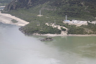 江边青山环绕的建筑景观