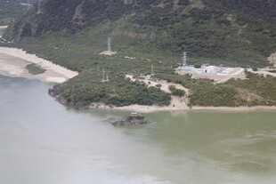 江边青山绿水风景图