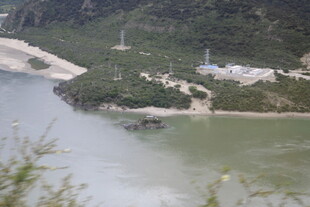 江边青山绿水景致