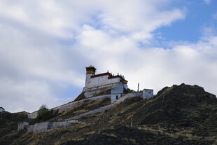 山巅上的神秘古老建筑