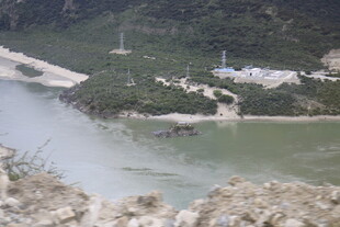 山间河畔风景