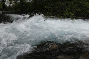山间湍急溪流