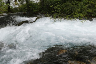 山间溪流湍急的白色水花