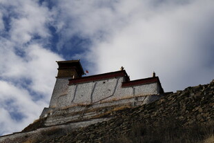 山巅上的古老藏式建筑
