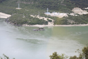 山间江畔美景现