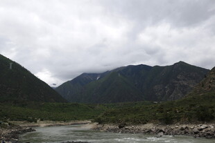 山间河流 云雾缭绕之景