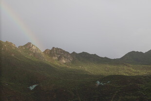 山间彩虹现 美景如画