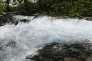 山间湍急溪流