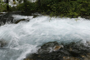 山间湍急溪流