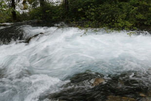 山间湍急溪流