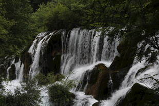 山间瀑布美景