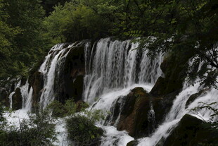 山间瀑布美景