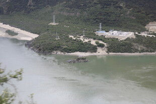 江边岛屿风光