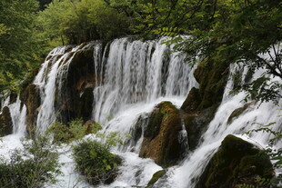 山间瀑布美景