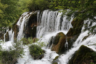 山间瀑布美景