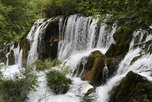 山间瀑布美景