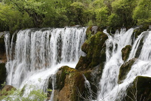 山间瀑布美景