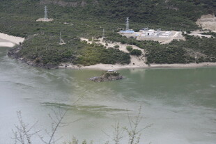 海岸边的船只与绿色岛屿