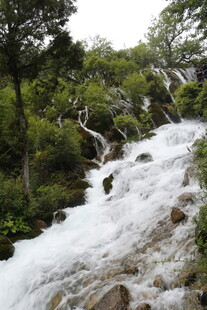 山间湍急溪流瀑布景观