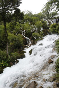 山间湍急溪流瀑布景观