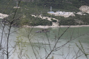 山水间的宁静湖景