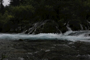 山间溪流瀑布景观