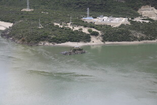 海岸风光 绿植环绕的海边