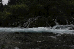 山间溪流瀑布自然美景