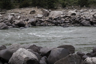 河边嶙峋巨石与湍急流水