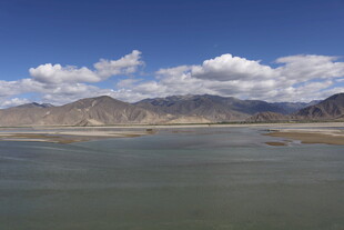 广阔水域与远处山峦风景