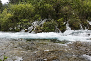 山间溪流瀑布自然美景