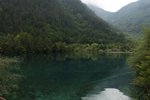 山间碧绿湖水美景
