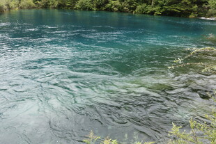 清澈蓝绿湖水自然美景
