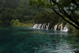九寨沟秀丽的瀑布水景